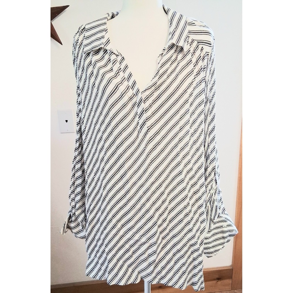 Lane Bryant Size Plus 4X Striped Tunic Blouse White Gray Viscose  New With Tags